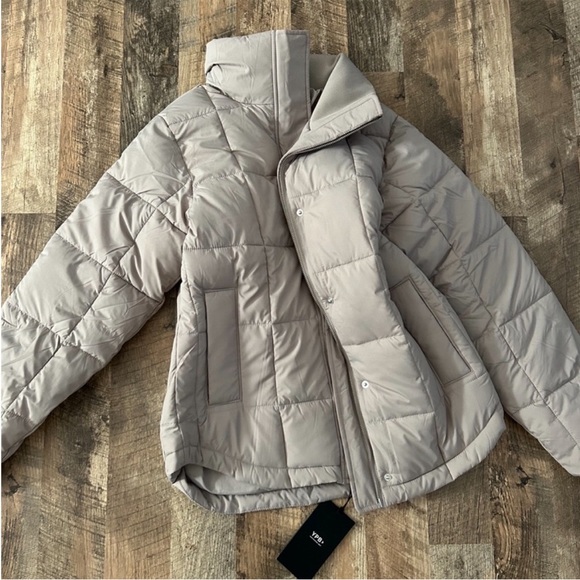 Abercrombie and Fitch ypb on the go puffer - Picture 5 of 5